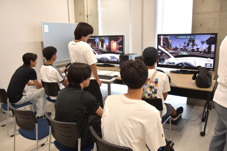 理工学部のドライビングシミュレータ体験