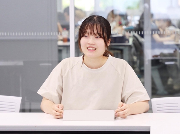 インタビューを受ける黒崎さん