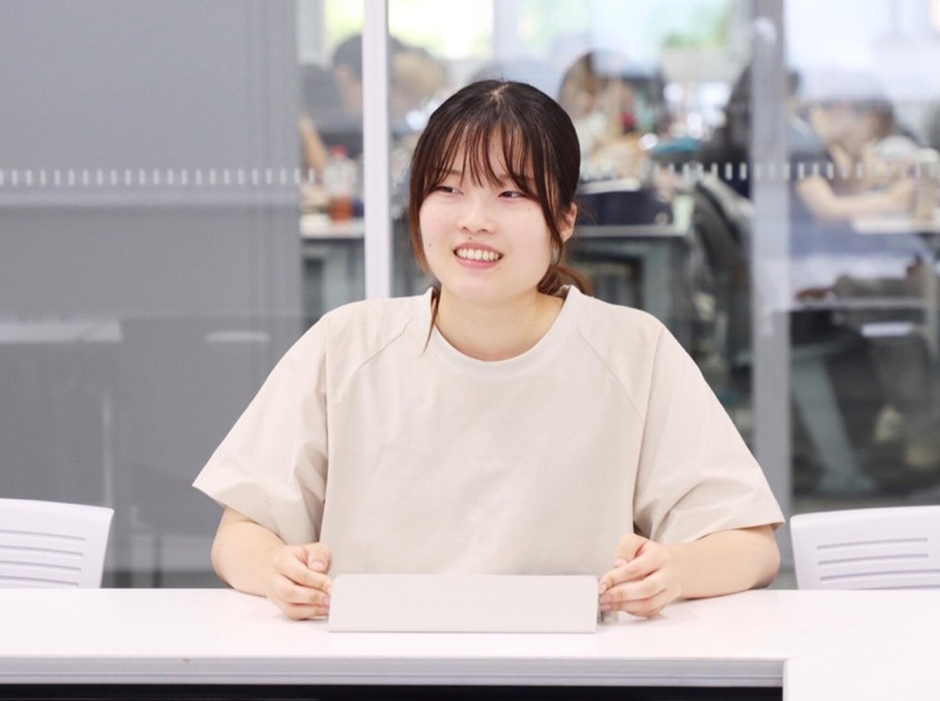 インタビューを受ける黒崎さん