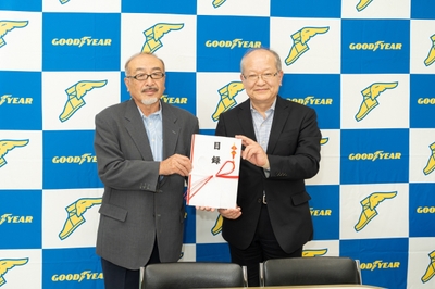 目録贈呈にて:白神山地を守る会代表 永井 雄人氏(左)/日本グッドイヤー代表取締役社長 金原 雄次郎(右)