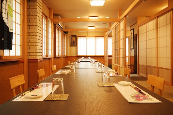 2Fはお座敷個室。少人数から障子を外せば大宴会場に。