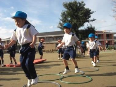 近畿大学附属幼稚園における体育サーキットの様子