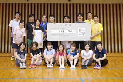 主催者の須田(小切手右側)と認定NPO法人テラ・ルネッサンスのメンバー