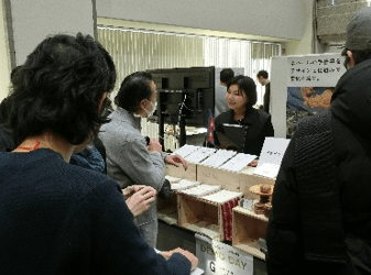 スクールの様子3：DEMO DAYでは、プロトタイプや構想パネルを展示、フィードバックを受ける