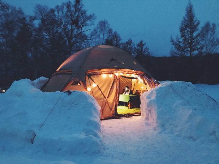 雪壁に囲まれた秘密酒場へ