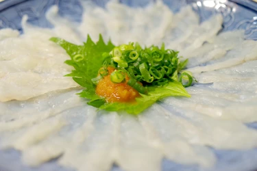 淡路島の貸切温泉宿、冬の"三年とらふぐ"をお部屋食で
てっさに唐揚げ、ふぐ鍋から〆の雑炊まで、ふぐ三昧！
1日1組限定「岩屋温泉 絵島別庭 海と森」ふぐプラン開始！