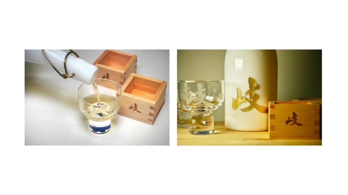 白磁ボトルから注がれる「岐 まろやか熟成(Gi Aged)」の芳醇な香りが広がります/升もハンドメイドです