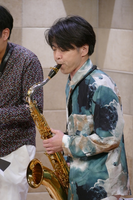 テナー・サクソフォン：髙畑 次郎