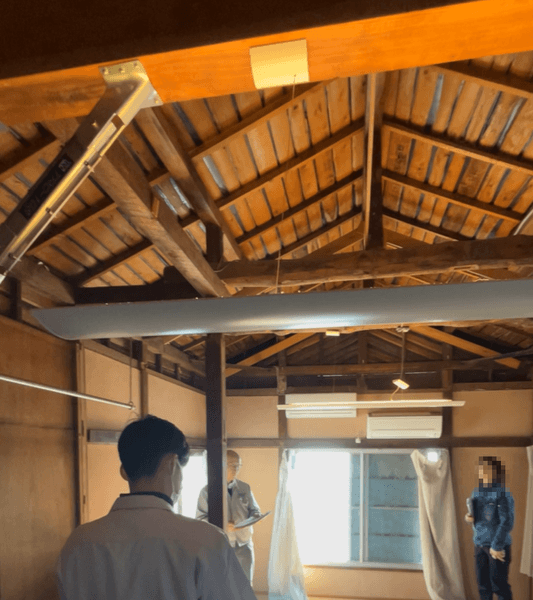 屋根裏調査の研修の様子（天井板は外してあります）
