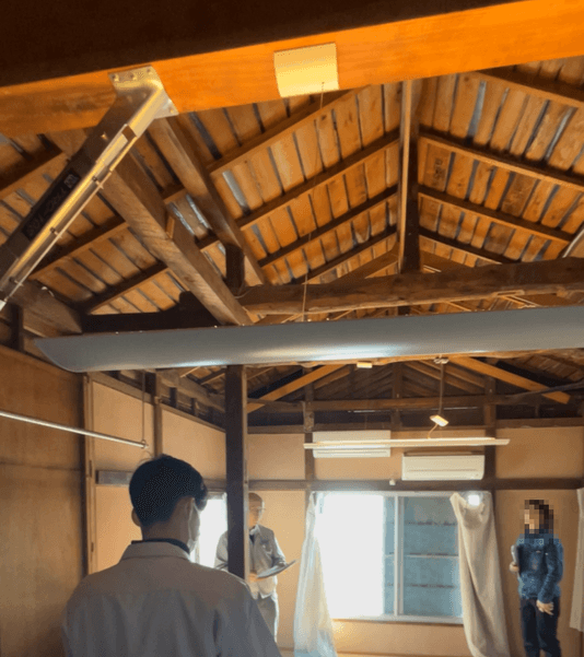 屋根裏調査の研修の様子(天井板は外してあります)