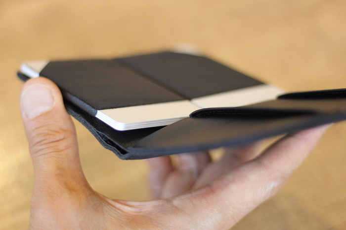 ツインカードスロットで極限まで薄く