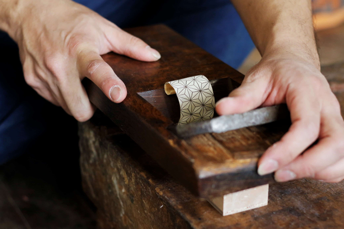 界 箱根で夏に実施する箱根寄木細工の手業のひととき