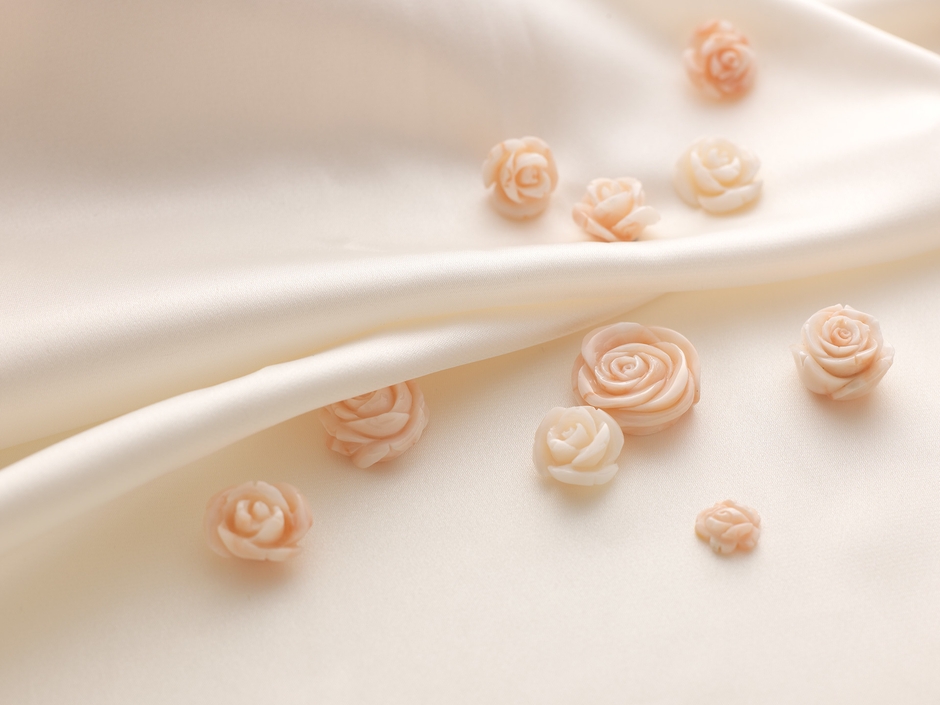 サンゴを彫る技術は宝石研磨とは異なり、より繊細な技を必要とする。