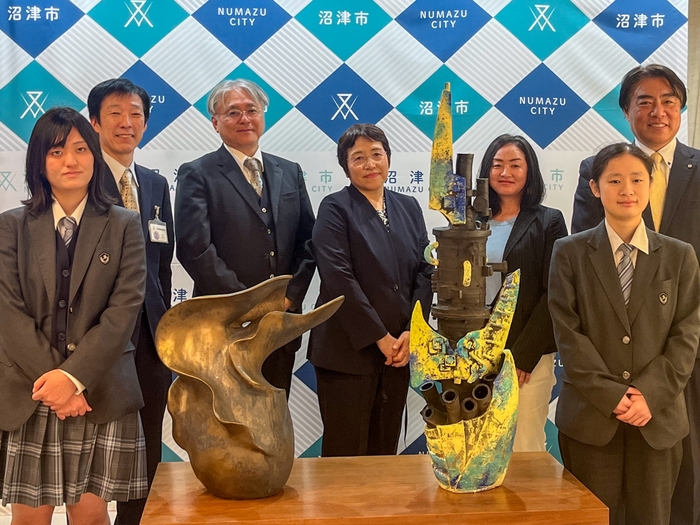 沼津市長表敬訪問を行った吉住優月さん(前列左)と門倉菜々香さん(前列右)