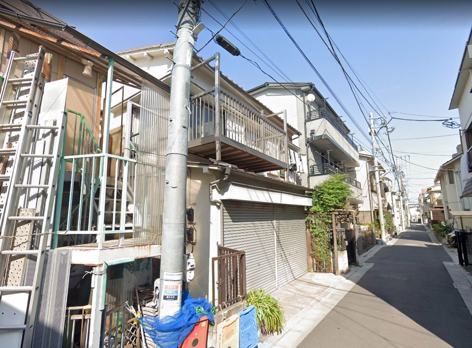 建替え前 隣地との距離がなく古く延焼しやすい