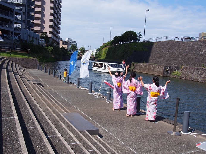 子供たちに見送られて出航