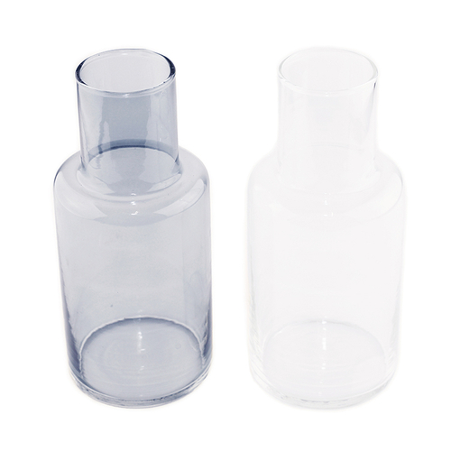 「ガラス ボトルベース（グレイ、クリア）」価格：各690円／サイズ：φ8×H18cm／ボトルタイプのガラス製フラワーベース。クリアとクリアグレーの2色展開です。