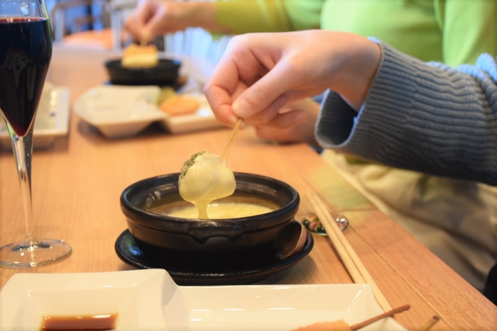 「とろ～りチーズの串あげとワインのマリアージュコース」（イメージ）