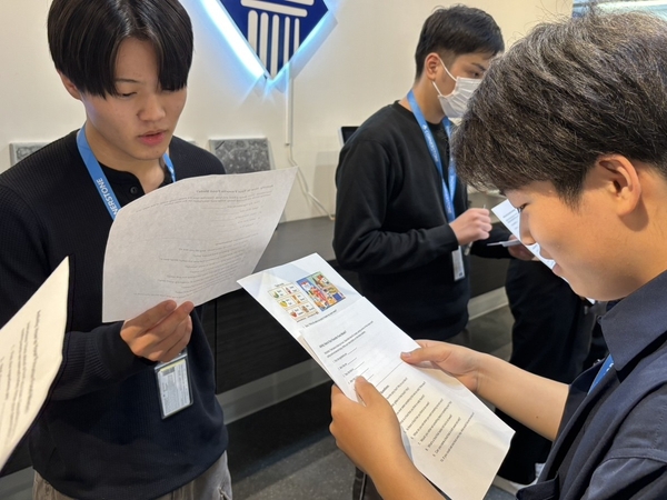 英語学習に取り組む生徒たちの様子。現地で実践的に学んでいます。
