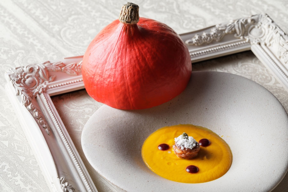 甘栗南瓜とバターナッツスカッシュのポタージュ グージェールとレモンオイルのパウダーを添えて