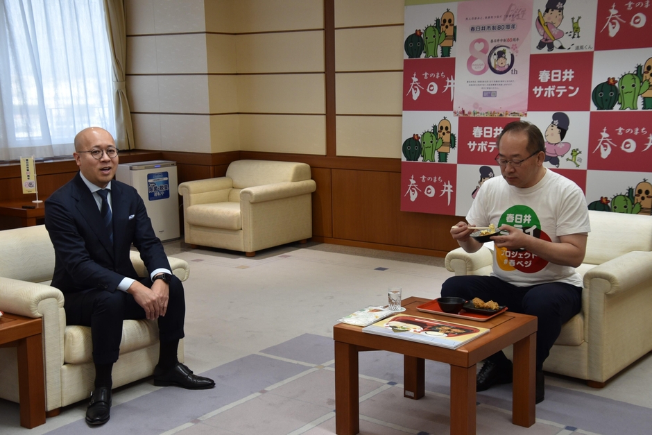 開発の経緯などを説明する長谷川社長（左） 