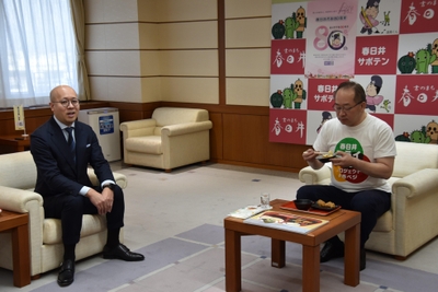 開発の経緯などを説明する長谷川社長（左） 