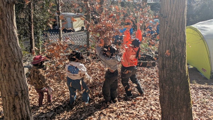 プレイパークで子どもと遊ぶ姿