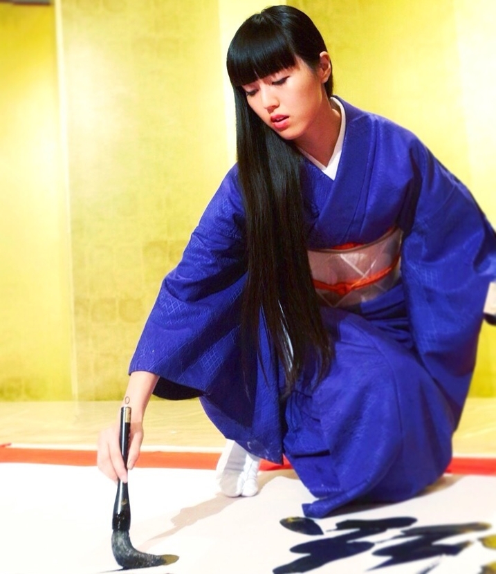 書道家万美 アー写2