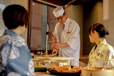1日3組限定－活松葉蟹を料理人が目の前で捌く、美食の極み｜2026新春初旅キャンペーン開催｜夕日ヶ浦温泉『佳松苑 別邸ふうか』