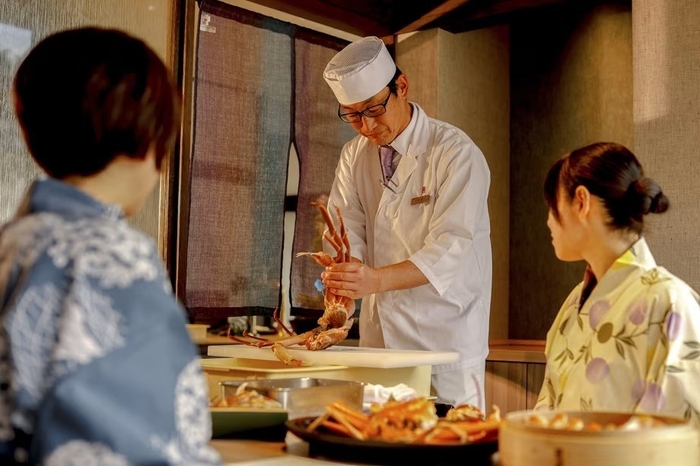 活蟹「極魅コース」では、料理人が目の前で活きた蟹を捌き直接サーブ