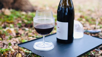 屋外でワインを飲んでいる様子