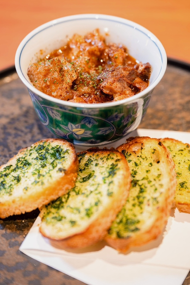 牛すじチリトマト煮込み ガーリックバケット付