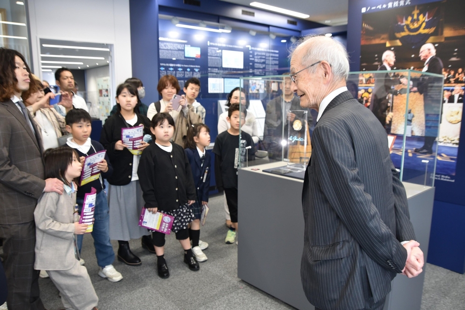 ノーベル賞の説明をする吉野終身教授