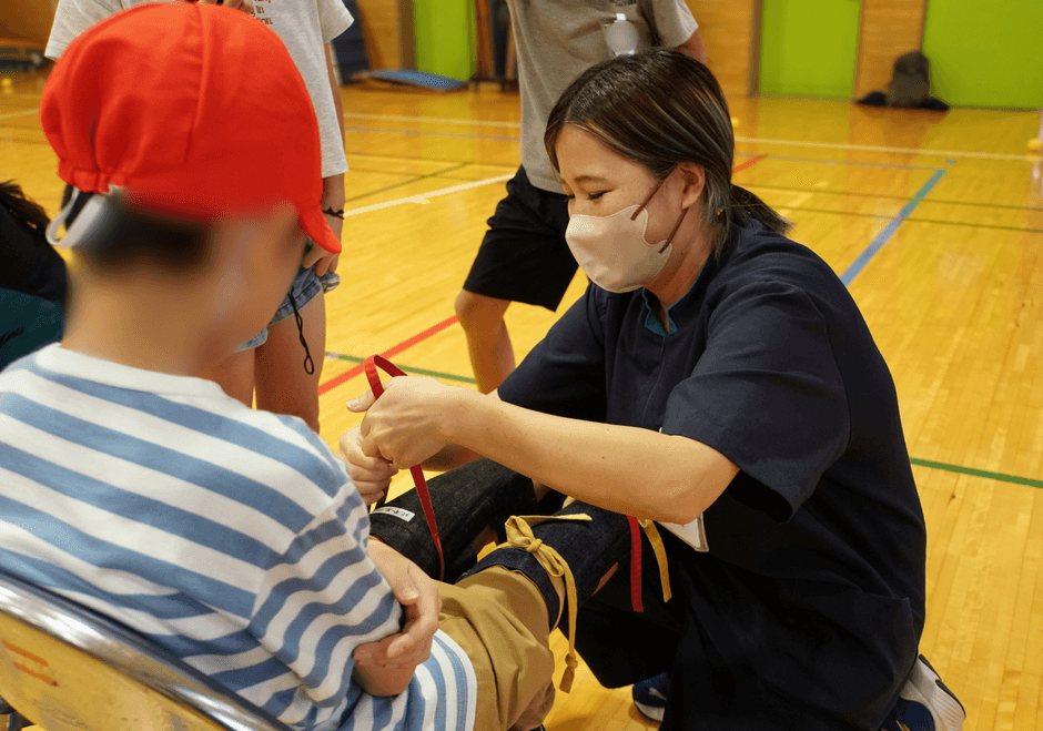 高齢者疑似体験の準備をする職員。