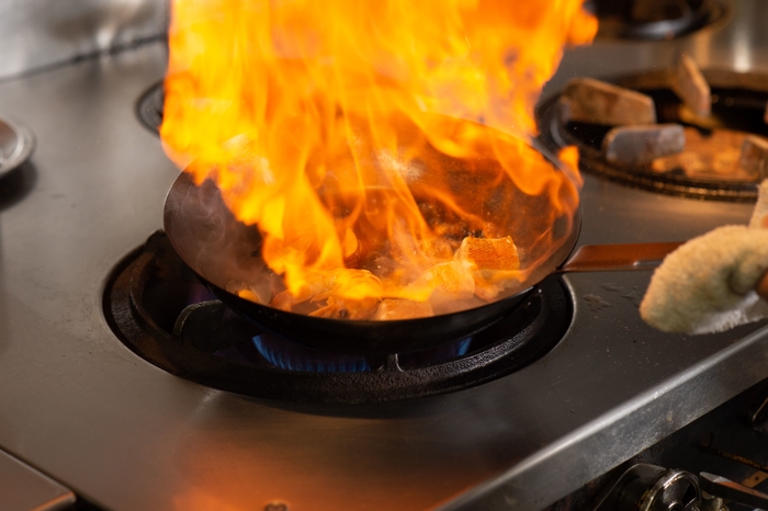 魚介のフランベ風景(2)