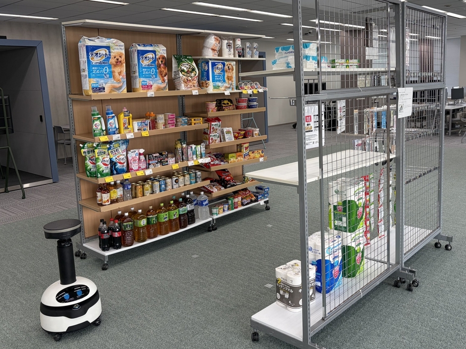 実証実験にてロボットが商品陳列棚を撮影する様子