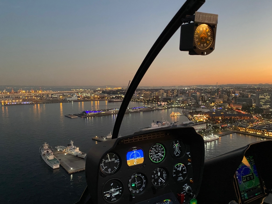 離陸直後から街の夜景に包まれる街中出発の最大メリット