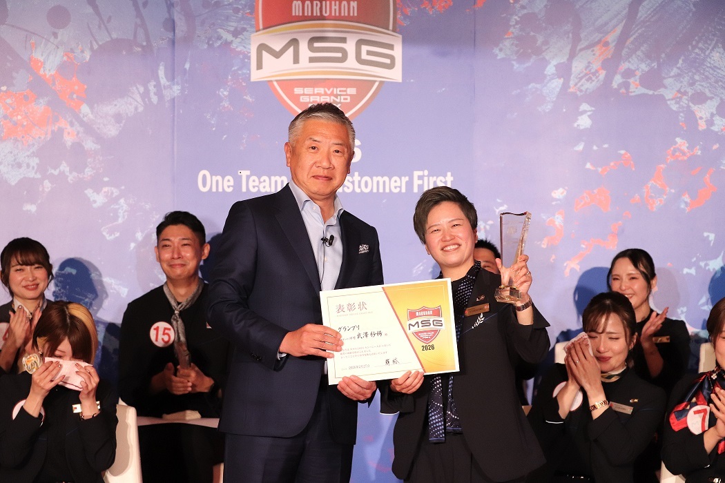 株式会社マルハン 東日本カンパニー社長 韓 裕(左)と、グランプリを受賞した武澤さん(右)