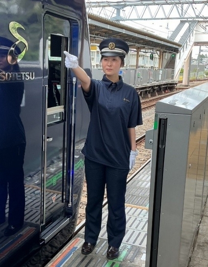 ポロシャツを着用した乗務員