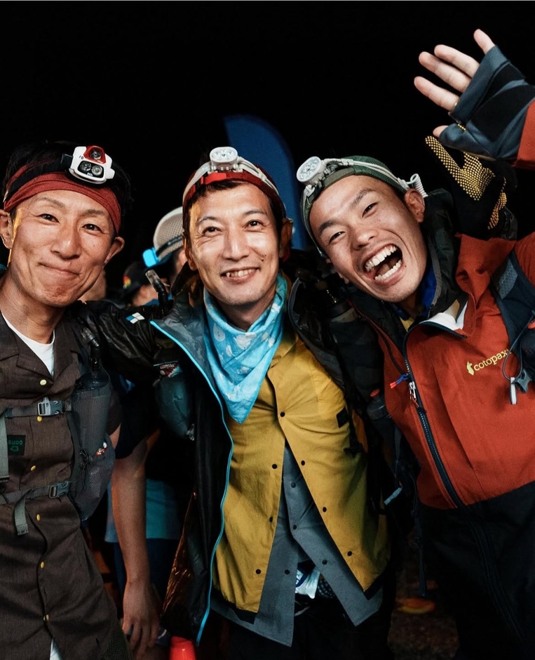 BUDOの【SHORT BRIM DRY MESH CAP】のキャップの上からヘッドライトを装着しているトレイルランナー