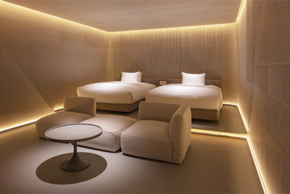 全壁面を和紙で包んだベッドルーム ヘッドボード側壁面には柳をイメージした和紙のこよりをあしらっている