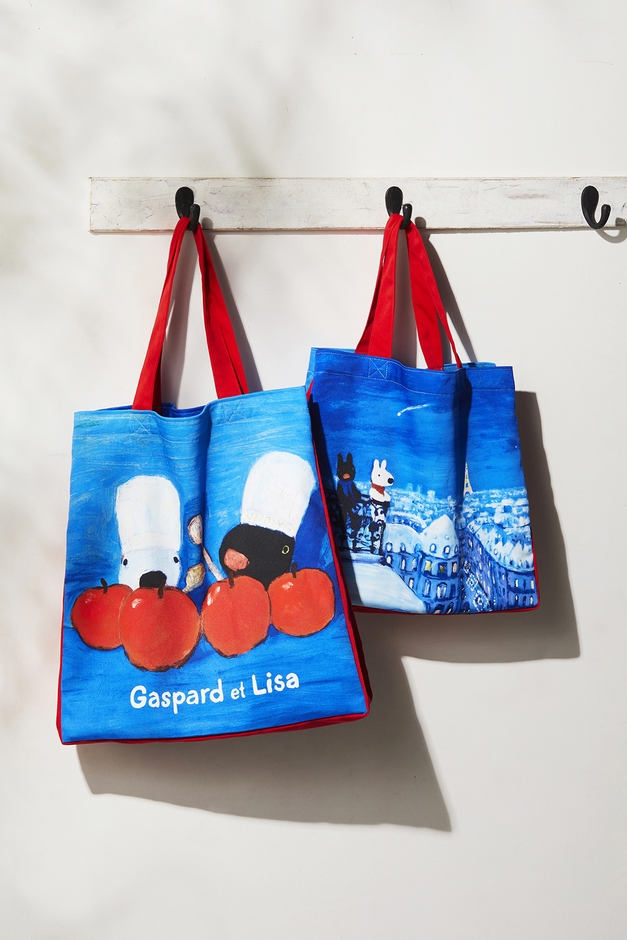 フランスの伝統的なクリスマスに欠かせない「りんご」をデザインした限定バッグなど。