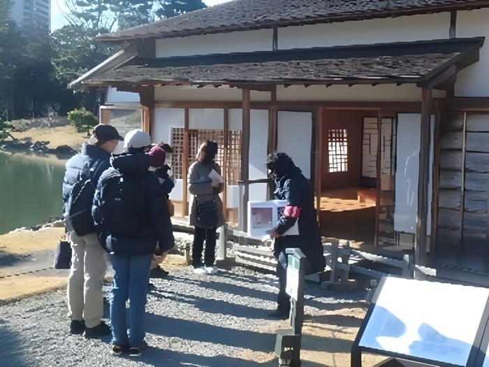 庭園ガイドの様子