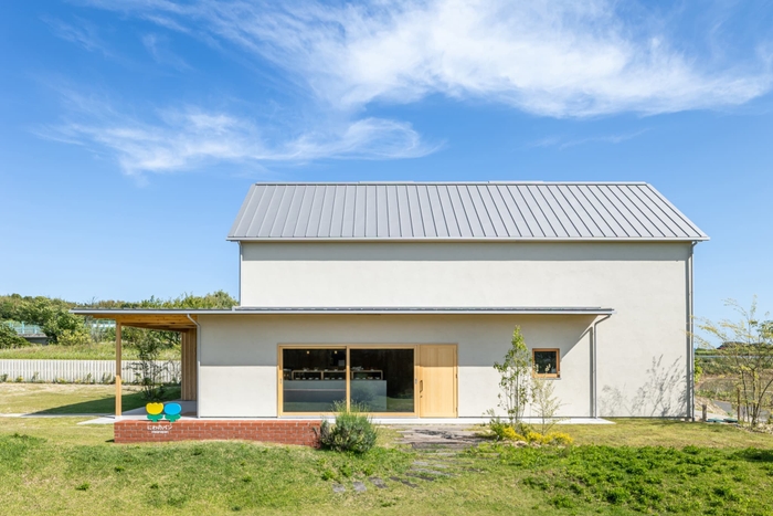 にわのパンの建物は、シンプルに。主役はパン。大地を感じるように。そんな設計士さんの想いが込められています。