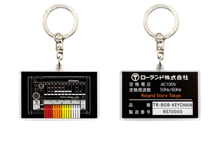 オリジナルの「TR-808」デザイン・キーホルダー 表／裏面(期間限定で名入れサービスを実施)