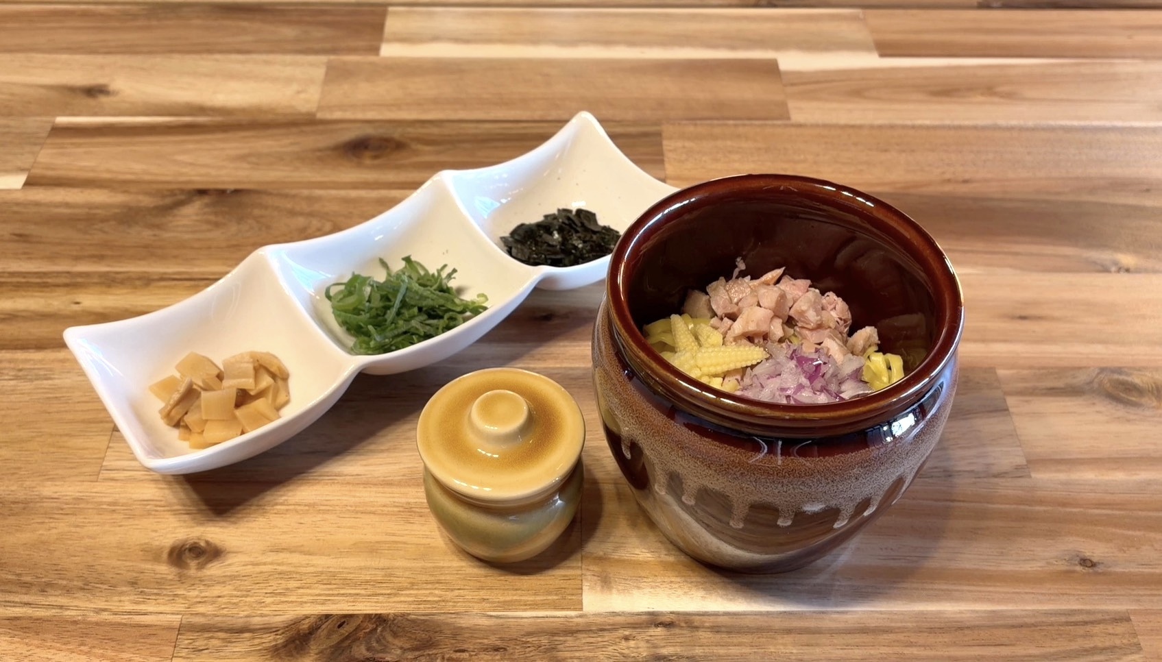 壺そばと薬味、追いダレの小壺