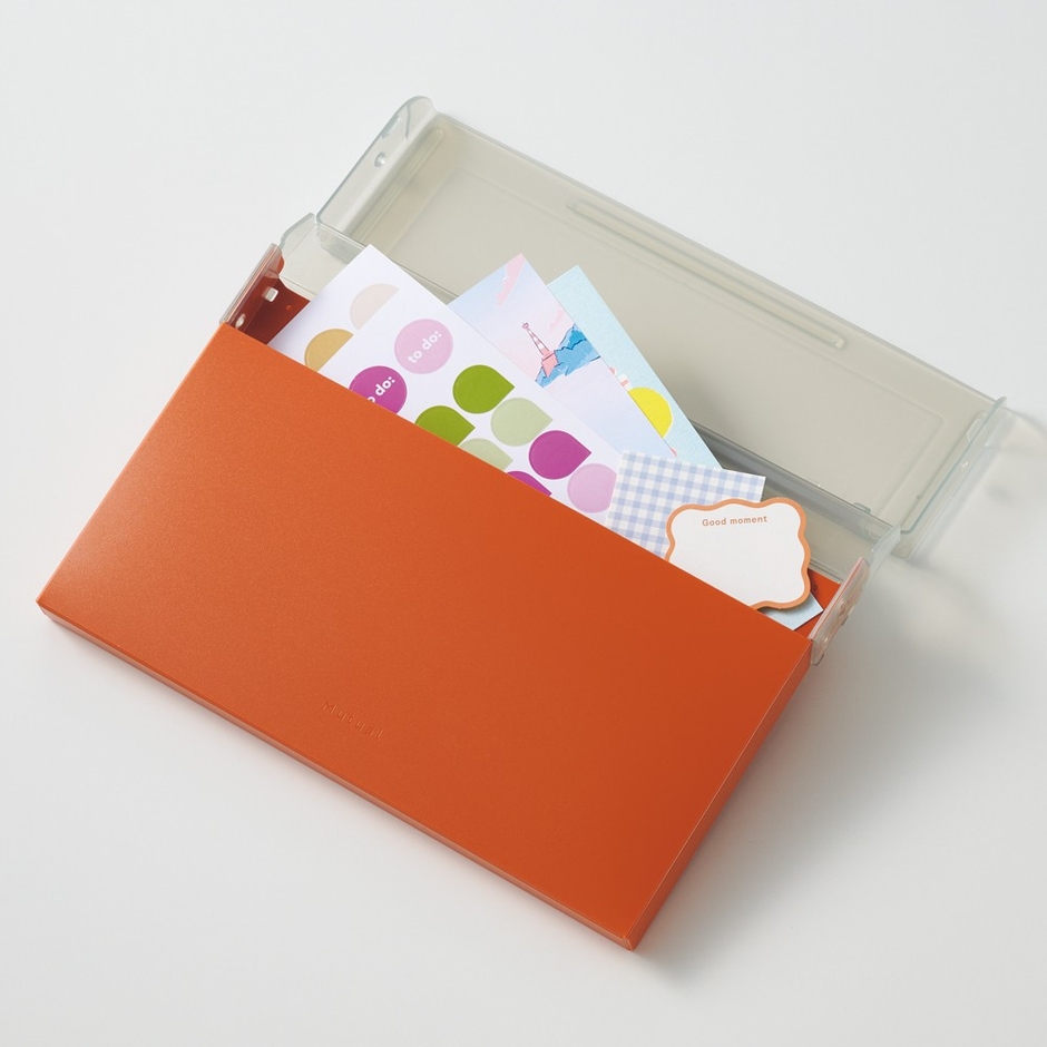 ポストカードやステッカーなど細かい収納にピッタリ。