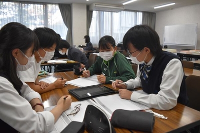 探究学習に取り組む生徒の様子