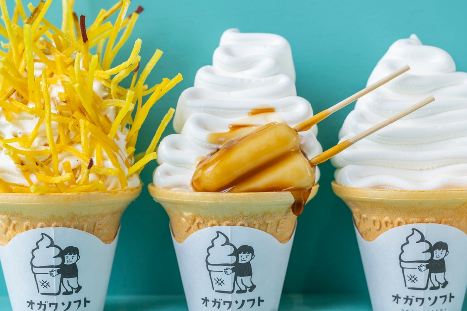 はりはりおいもケンピソフト 500円(左端)／ミニみたらしだんごソフト 450円(中央)／ オガワソフトミルク 420円(右端)
