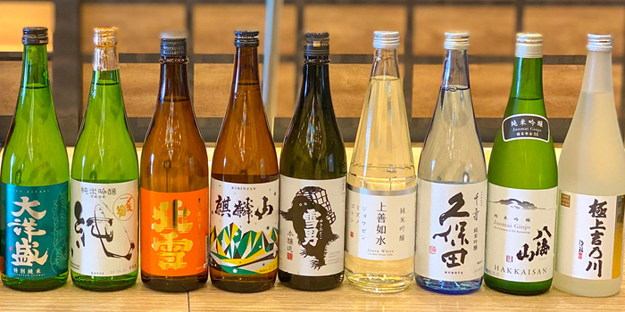 宿から車で約10分にある「大洋酒造」の銘柄の他にも、新潟県外の方にも馴染み深い銘柄など、個性豊かな日本酒がずらり。5種類の日本酒を1,100円（税込）でお楽しみいただけます。